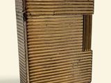 une petite boîte en bois dotée d'une fenêtre