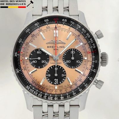 gros plan d'une montre sur fond blanc
