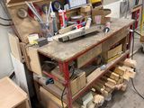 un établi contenant beaucoup d'outils
