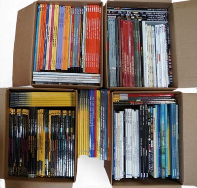 beaucoup de dvd dans une boîte sur la table