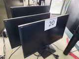 trois écrans posés sur une table, avec une étiquette de prix dessus