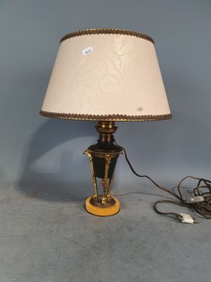 une lampe posée sur une table à côté d'un mur