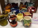 de nombreux vases de différentes couleurs exposés dans une vitrine
