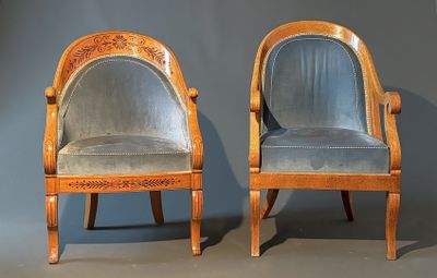 deux chaises en bois dont les assises sont recouvertes de velours bleu, adossées à un mur gris