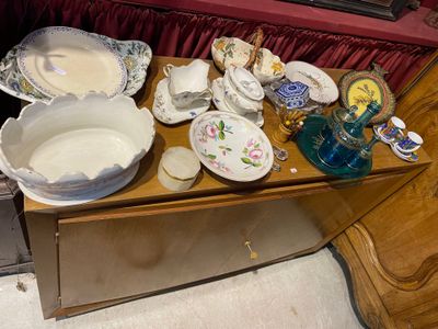 une commode sur laquelle sont posés de nombreux plats