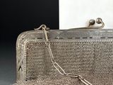 un sac à main en argent posé sur une table