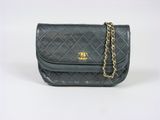 Sac Chanel à rabat en cuir d'agneau matelassé avec bandoulière en chaîne