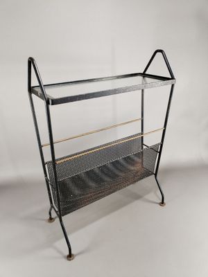 Porte-revues en fer laqué noir, le panier composé d'une feui…