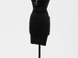 une robe noire sur un mannequin sur fond blanc