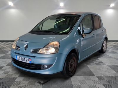 la photo d'une petite voiture bleue garée dans un garage