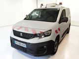 une camionnette blanche avec une bande rouge à l'avant