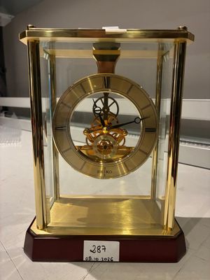 une horloge en or exposée dans une vitrine