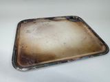 plateau argenté posé sur une table blanche, sur fond blanc