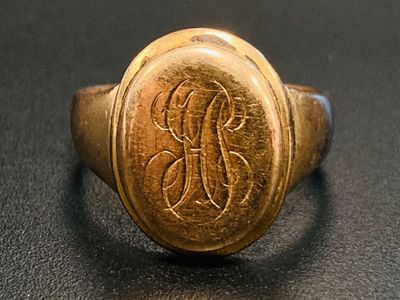 une image représentant une bague en or sur laquelle figure un monogramme