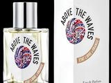 gros plan d'un flacon de parfum à côté d'une boîte