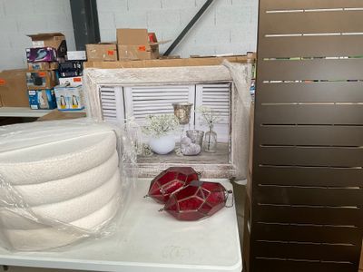 une table blanche sur laquelle se trouve un bol, dans une pièce