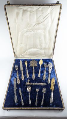 un coffret contenant de l'argenterie sur une table