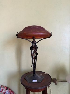 une lampe posée sur une table dans une pièce