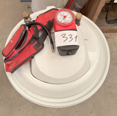 une borne d'incendie rouge surmontée d'une horloge