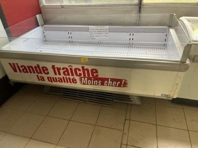 une vitrine sur laquelle est accrochée une affiche, dans un magasin