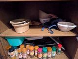 une armoire en bois sur laquelle sont disposés diverses épices et des bocaux