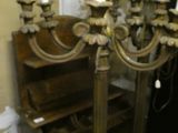 de nombreuses bougies posées sur un support dans la pièce