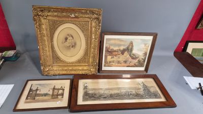 trois photos encadrées représentant des chevaux et des cavaliers, exposées sur une table