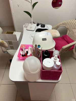 une table sur laquelle se trouvent de nombreux produits de beauté