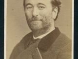 une vieille photo d'un homme barbu