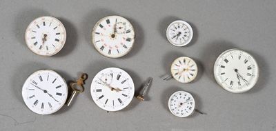 de nombreux types d'horloges accrochées au mur