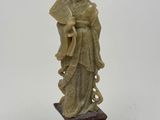 une image représentant une statue d'une femme tenant un éventail
