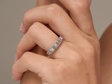 la main d'une femme, avec une bague en diamant à la main gauche