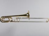 un trombone en laiton sur fond blanc et un fond blanc