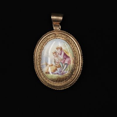 un pendentif ovale plaqué or représentant une femme et un enfant