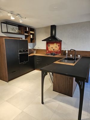 Cuisine complète comprenant quatre feux à gaz SCHOLTES, lave-vais