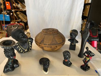 une table sur laquelle sont disposées diverses figurines africaines