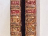 deux vieux livres posés sur une table