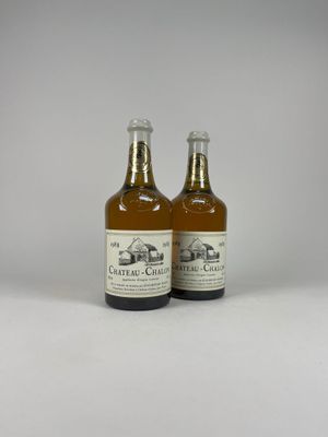 deux bouteilles de bière posées l'une à côté de l'autre sur une surface blanche