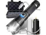 un gros plan d'une lampe de poche avec son chargeur et ses piles