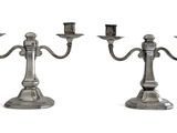 paire de bougeoirs plaqués argent sur socle, avec bougies