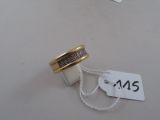 une bague attachée à un fil, avec une étiquette de prix accrochée dessus