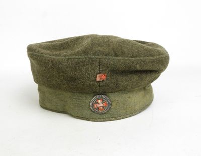 une image représentant un chapeau vert orné d'une étoile rouge