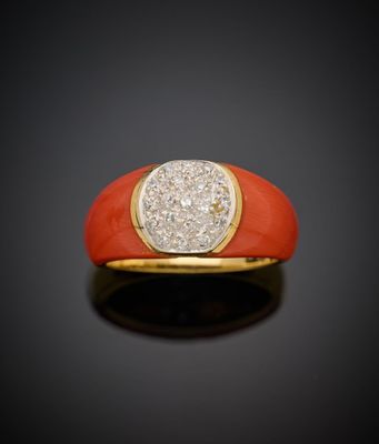 une bague orange et dorée ornée d'un diamant au centre