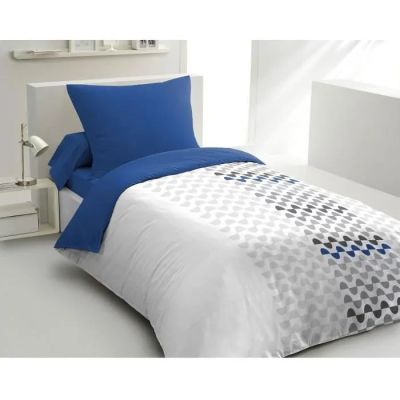 La couette est bleue et blanche, avec des pois.