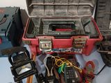 une boîte à outils contenant de nombreux outils différents