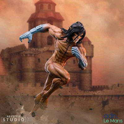 la figurine est placée devant un château
