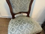 une chaise qui se trouve dans le coin d'une pièce
