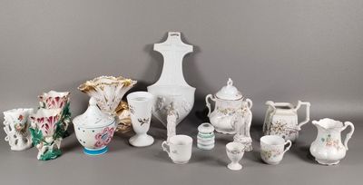 de nombreux types de vases différents, disposés sur la table