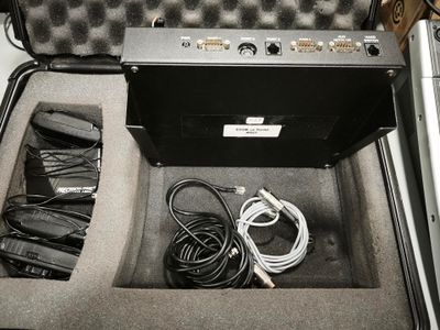 un boîtier noir contenant tout un tas de fils
