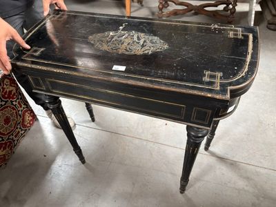une personne tenant un meuble à la main